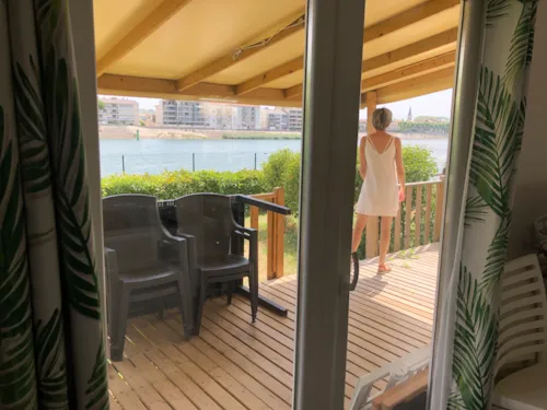 Location - Premium M.Home 4 Pers. 32M2, 2 Chambres, Salle De Bains, Wc, Grande Terrasse, Climatisation - image n°2 - Camping Le Rhône