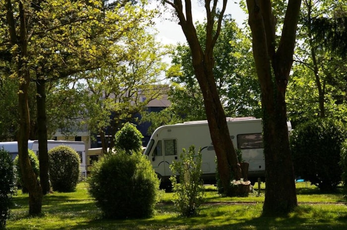 Emplacement : Camping Car - Véhicule Caravane/Caravane Pliante/Tente Electricite Non Incluse