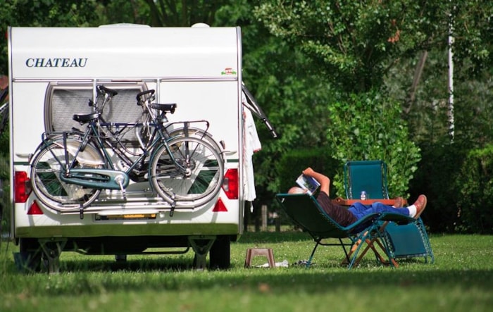 Emplacement : Camping Car - Véhicule Caravane/Caravane Pliante/Tente Electricite Non Incluse