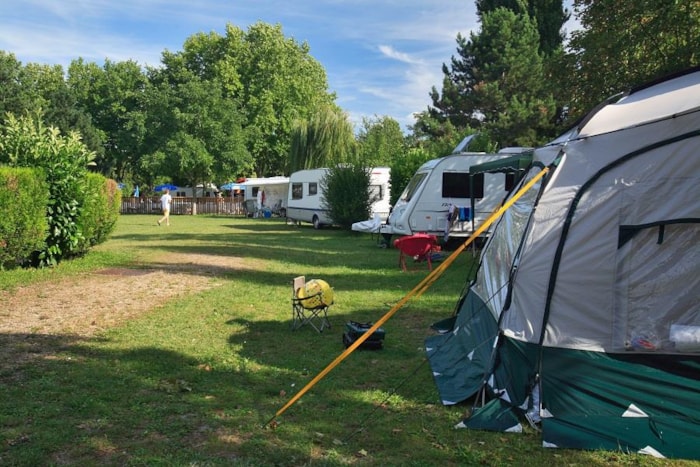 Emplacement : Camping Car - Véhicule Caravane/Caravane Pliante/Tente Electricite Non Incluse