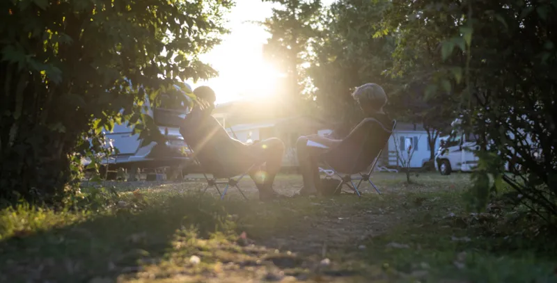 Emplacement: Camping-Car/Véhicule + Caravane/Caravane Pliante/Tente, 2 Pers + Elec Incluse