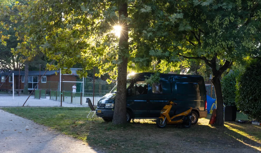 Emplacement - Emplacement : Camping Car - Véhicule Caravane/Caravane Pliante/Tente Electricite Non Incluse - Camping LA BELLE ETOILE