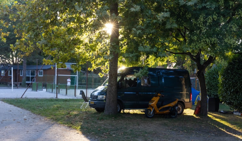 Stellplatz: Wohnmobil - Fahrzeug/Wohnwagen/zusammenlegbar Wohnwagen/Zelt STROM NICHT INKLUSIVE