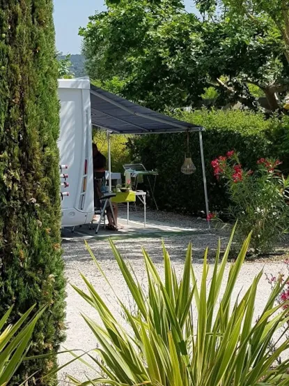Parcela Nature (1 Caravana, Autocaravana / 1 Coche + Electricidad)