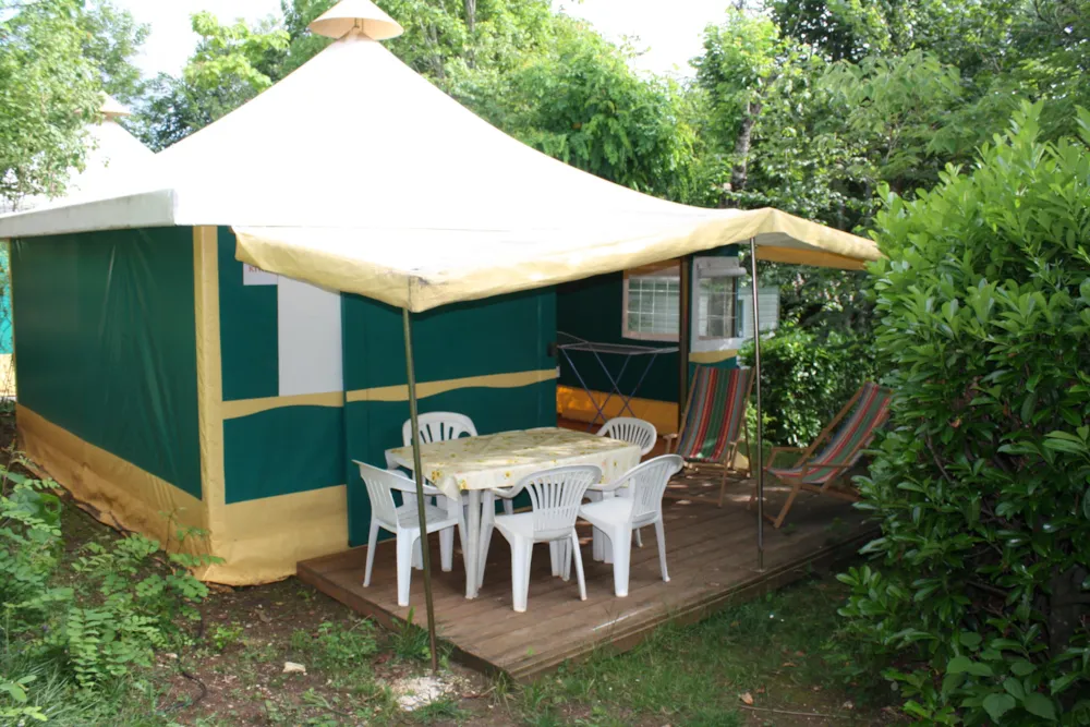 Location - Tente Meublée Kiwi 25 M² + Terrasse 9 M² + Auvent - Camping AU P'TIT BONHEUR