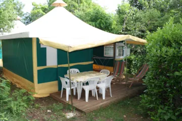 Location - Tente Meublée Kiwi 25 M² + Terrasse 9 M² + Auvent - Camping AU P'TIT BONHEUR