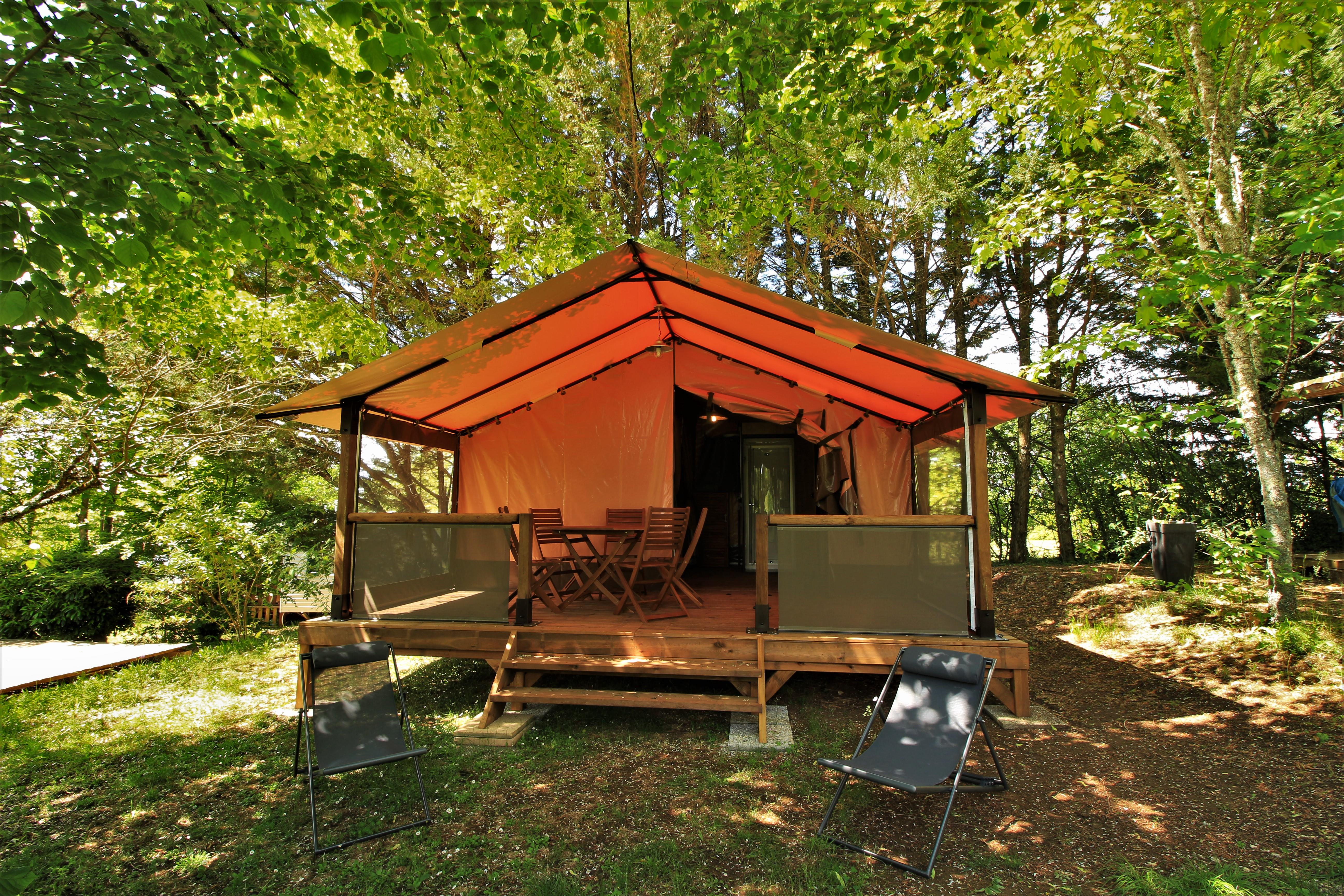 Location - Tente Lodge Victoria 30 M² Avec Salle De Bain - Terrasse Couverte - Camping AU P'TIT BONHEUR