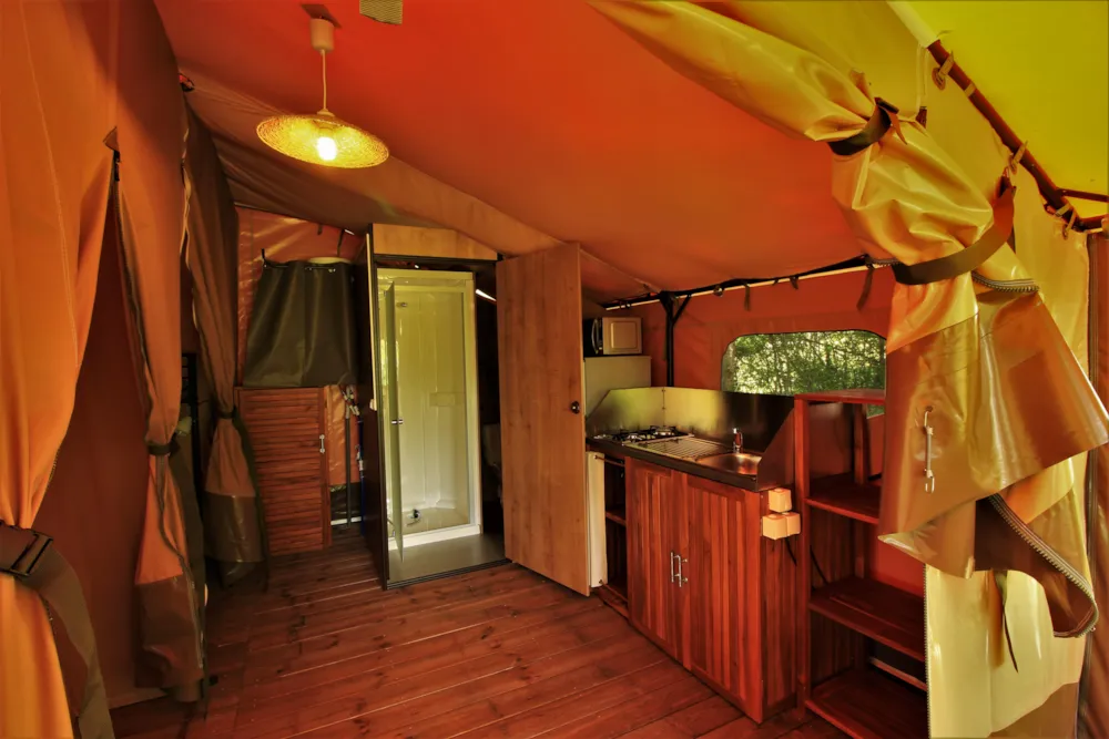 Location - Tente Lodge Victoria 30 M² Avec Salle De Bain - Terrasse Couverte - Camping AU P'TIT BONHEUR