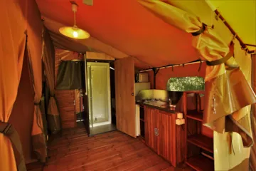 Location - Tente Lodge Victoria 30 M² Avec Salle De Bain - Terrasse Couverte - Camping AU P'TIT BONHEUR