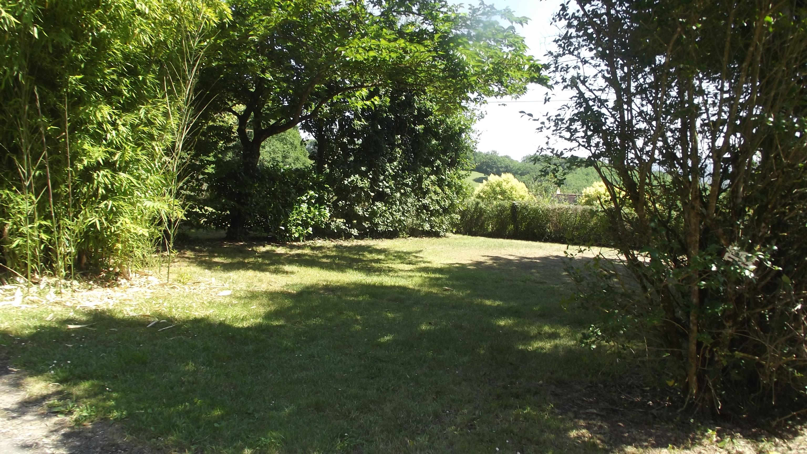 Pitch - Confort Place : Water / Electricity Bounded By Hedges. 100 M² - Camping AU P'TIT BONHEUR