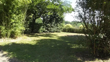 Pitch - Confort Place : Water / Electricity Bounded By Hedges. 100 M² - Camping AU P'TIT BONHEUR