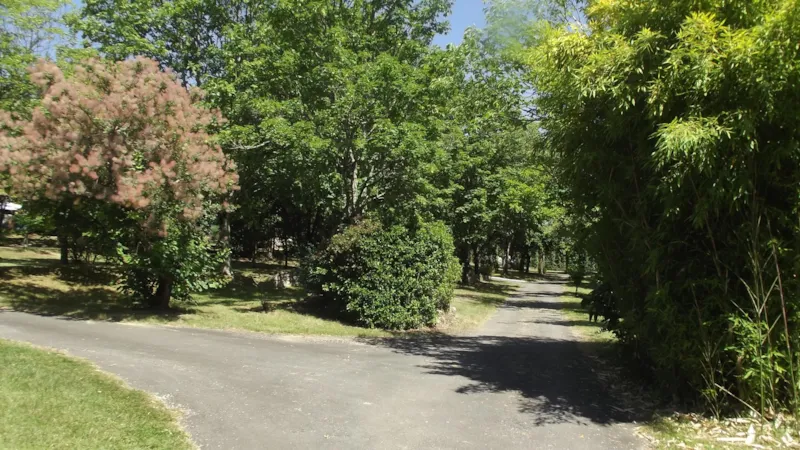 Emplacement Confort : Eau / Électricité Délimité Par Des Haies Végétales.100 M² Minimum