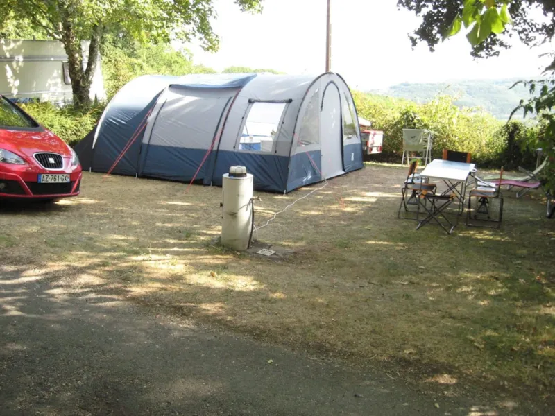 Emplacement Confort : Eau / Électricité Délimité Par Des Haies Végétales.100 M² Minimum
