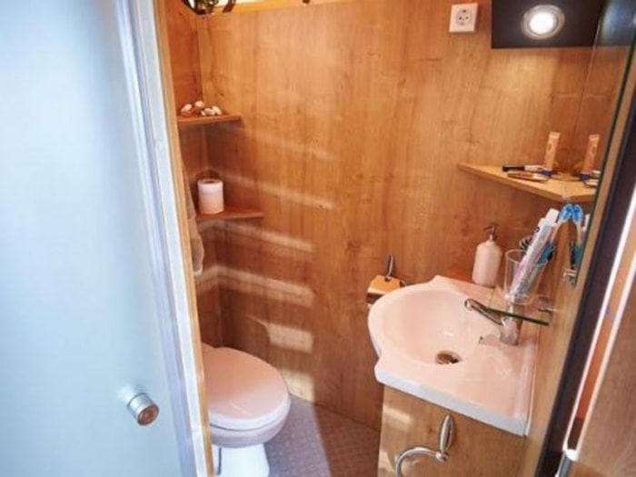 Tente Lodge Victoria 30 M² Avec Salle De Bain - Terrasse Couverte