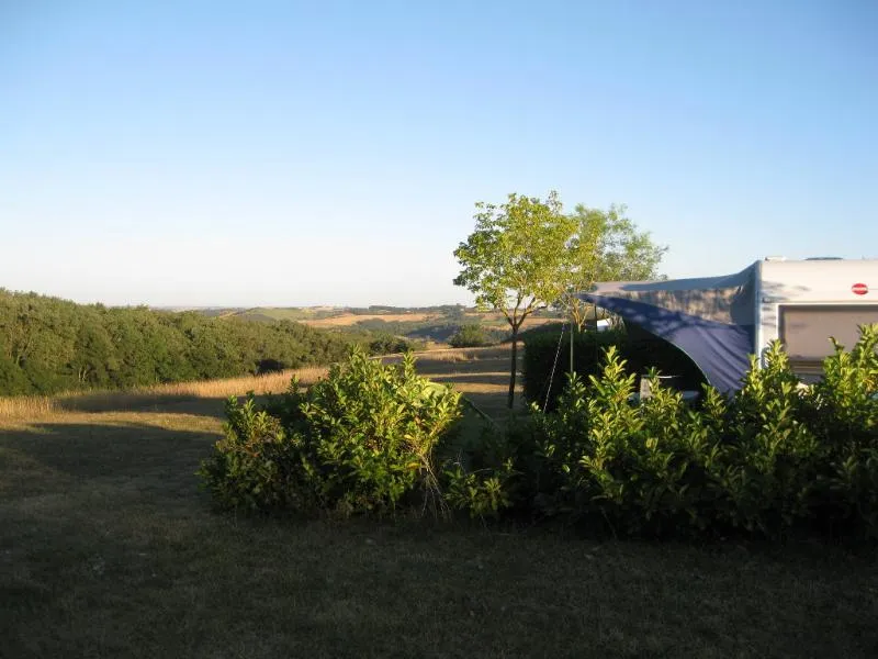 Emplacement Confort : Voiture + Tente / Caravane / Camping-Car + Électricité 8A