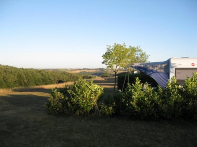 Pitch CONFORT : car + tent or caravan or motor home + electricity 8A — 4