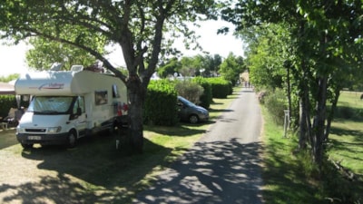 Pitch CONFORT : car + tent or caravan or motor home + electricity 8A — 3