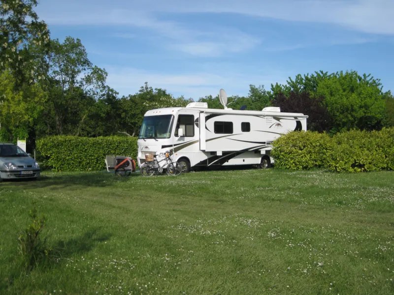 Emplacement Confort : Voiture + Tente / Caravane / Camping-Car + Électricité 8A
