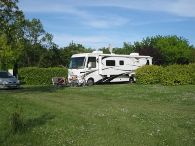 Pitch CONFORT : car + tent or caravan or motor home + electricity 8A — 2