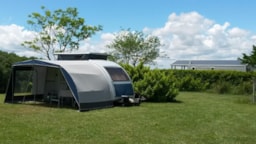 Pitch - Pitch Confort : Car + Tent Or Caravan + Electricity 8A - Camping Domaine Saint Laurent