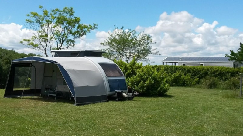 Standplaats CONFORT : auto + tent of caravan of camper + elektriciteit 8A