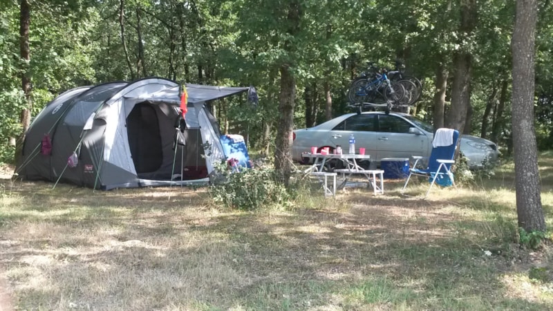 Standplaats NATURE zonder elektriciteit: auto + tent of caravan