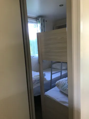 Mietunterkunft - M12 Mobilheim 2 Schlafzimmer + Überdachte Terrasse 14M² - Camping Domaine Saint Laurent