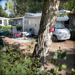 Kampeerplaats(en) - Standplaats Camper + Elektriciteit 10A) - Camping Côté Plage