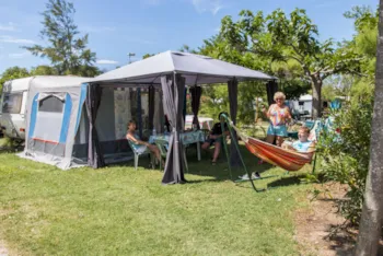 Stellplatz - Pauschale Komfort  : Stellplatz + Auto + Strom 10A + Abwasser-/Fließwasseranschluss - Camping Cala Gogo