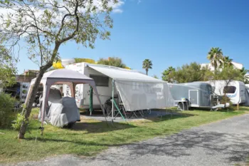 Stellplatz - Pauschale Komfort  : Stellplatz + Auto + Strom 10A + Abwasser-/Fließwasseranschluss - Camping Cala Gogo