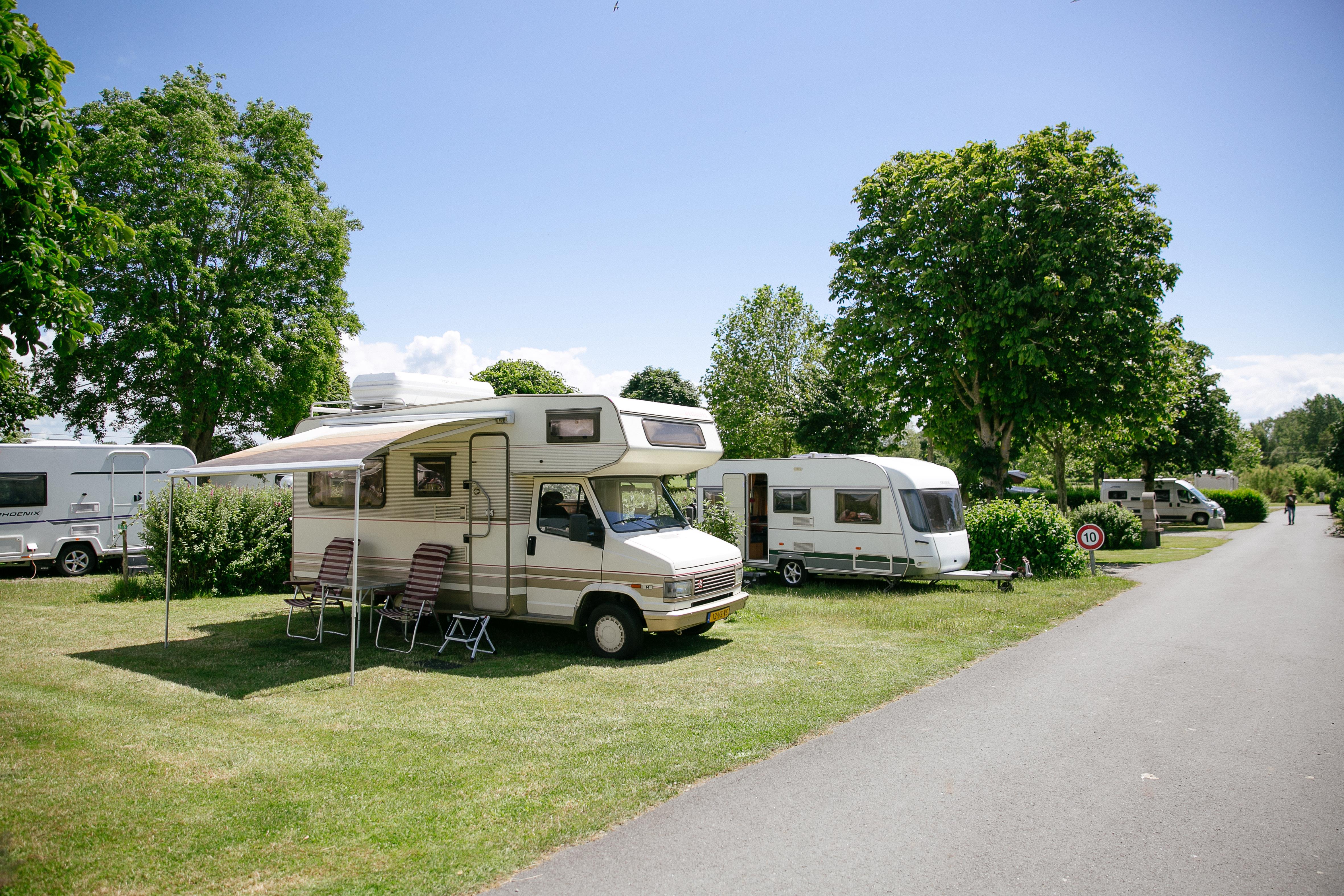 Emplacement - Forfait Confort: Voiture + Tente / Caravane Ou Camping-Car + Électricité - Camping Saint-Michel