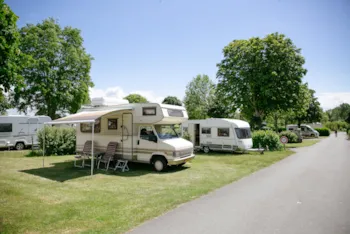 Stellplatz - Komfort Paket (Zelt, Wohnwagen, Wohnmobil / 1 Auto + Strom) - Camping Seasonova Saint Michel