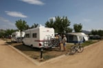 Emplacement Premium Plus - Voiture + Caravane Ou Camping-Car + Électricité 10A + Raccordement Eau Courante/Évacuation Emplacement Premium Plus - Voiture + Caravane Ou Camping-Car + Électricité 10A + Raccordement Eau Courante/Évacuation