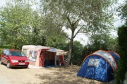 Stellplatz - Stellplatz + Fahrzeug + Zelt/Wohnwagen - Camping Les Forges