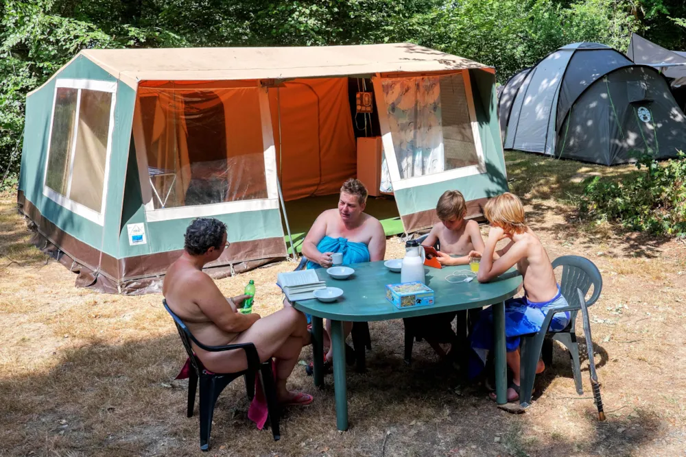 Location - Tente Bungalow - 25 M², Toute Équipée - Creuse Nature Naturisme