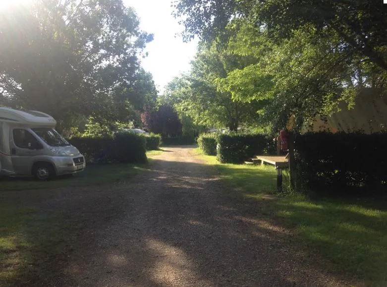Emplacement Camping Pour Itinérants ( Rando, Cyclo) (De 30 À 50 M2) Avec Électricité, Sans Véhicule.