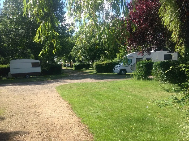 Emplacement Camping Pour Itinérants ( Rando, Cyclo) (De 30 À 50 M2) Avec Électricité, Sans Véhicule.