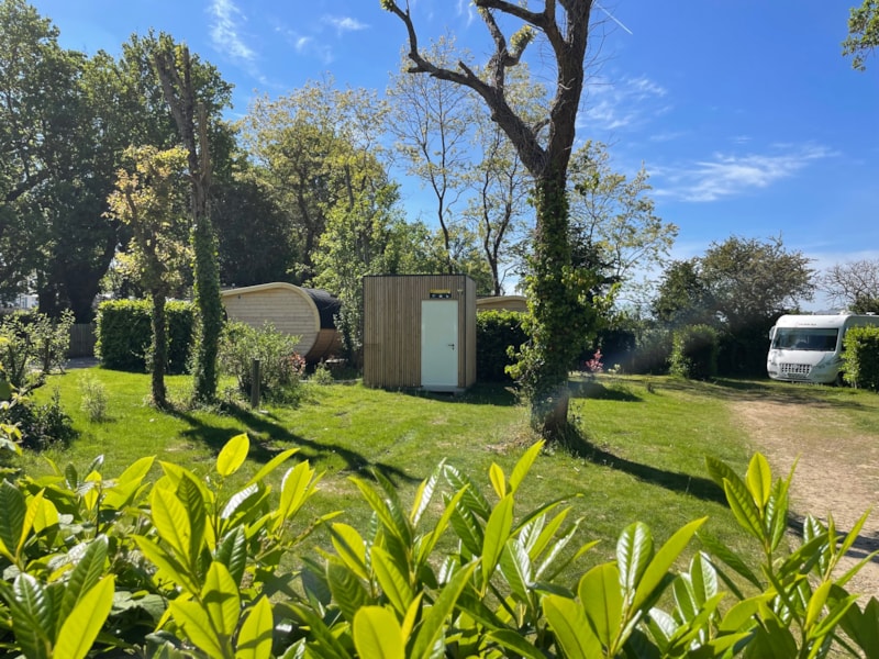 Emplacement camping ( >100m2 ) avec SANITAIRE INDIVIDUEL, avec électricité, avec ou sans véhicule