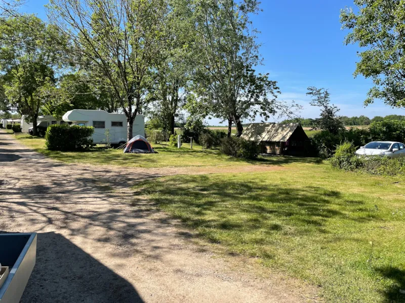 Emplacement Camping Avec Électricité Avec Ou Sans Véhicule  (80 À 100M²)