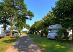 Kampeerplaats(en) - Emplacement 2 Personnes Vehicule Amenage (Electricite + Wifi Inclus) - Domaine Les Nids du Lac