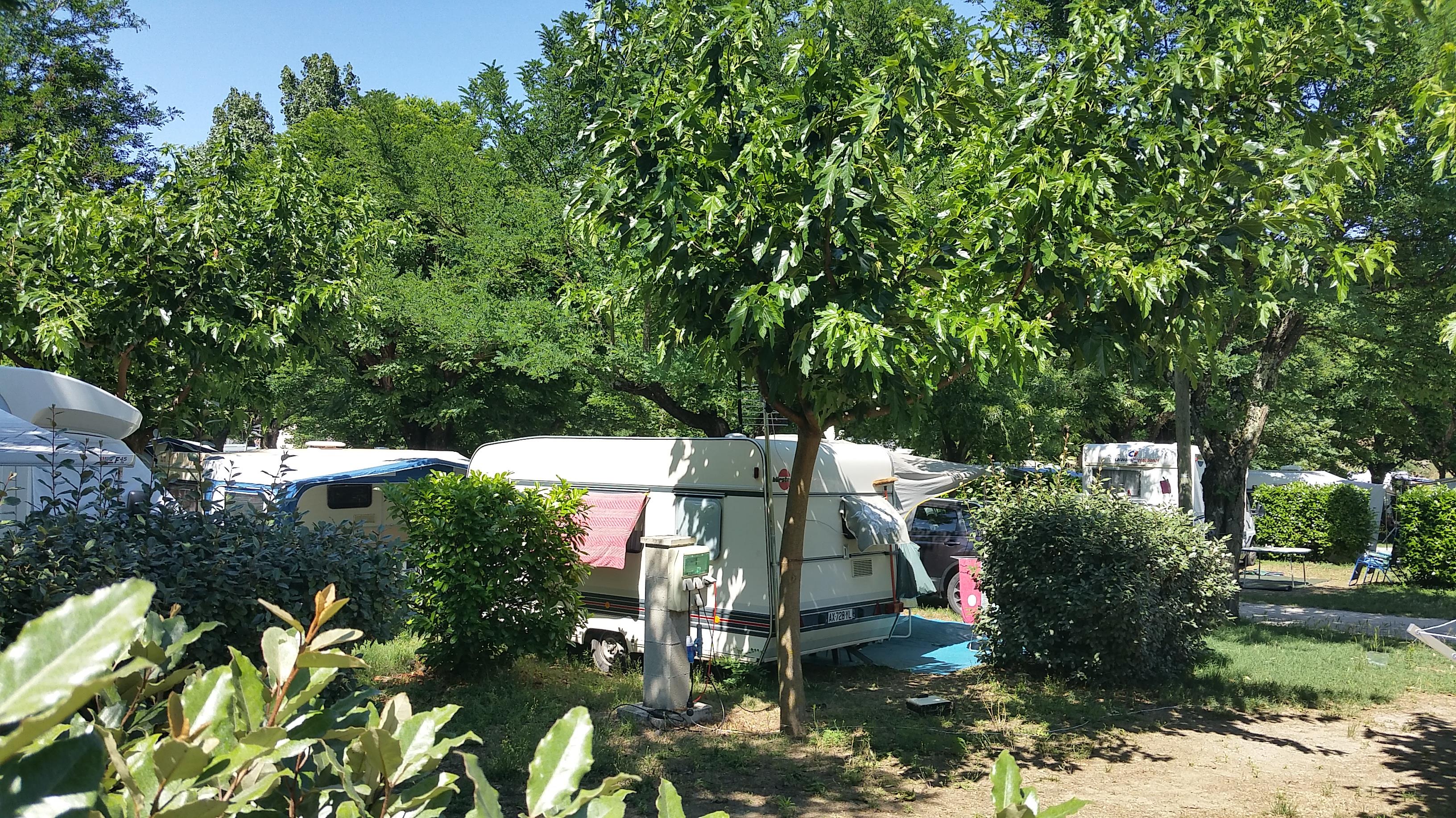 Emplacement - Emplacement Camping  2 Personnes + 1 Véhicule Ou Camping Car + Électricité 10A + Wifi Inclus - International Camping