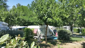 Emplacement - Stellplatz 2 Personen + 1 Auto oder Wohnmobil + Strom 10A + Wifi - International Camping