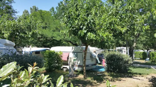 Stellplatz - Stellplatz 2 Personen + 1 Auto Oder Wohnmobil + Strom 10A + Wifi - image n°1 - International Camping