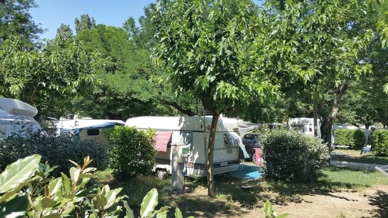 Emplacement Camping  2 Personnes + 1 Véhicule Ou Camping Car + Électricité 10A + Wifi Inclus
