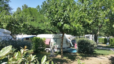 Pitch 2 people + 1 car or motorhome + electricity 10A + Wifi