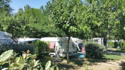 Kampeerplaats(en) - Standplaats 2 Personen + 1 Auto Of Camper + Elektriciteit 10A + Wifi - International Camping