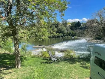 Stellplatz - Stellplatz Mit Blick Auf Den Fluss - International Camping