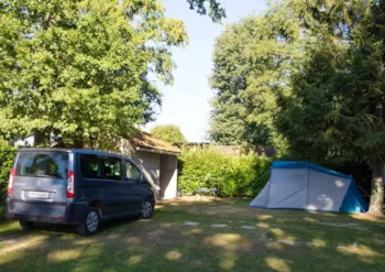 Stellplatz - Castel Premium Stellplatz : 180M² Strom 16A Mit Castel Premium Ausrüstung - Castel Camping Les Bois du Bardelet