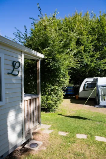 Stellplatz - Castel Suite+Kühlschrank:Stellplatz Luxe 180M² Mit Privaten Sanitären Anlagen + Kühlschrank 70L 2/8 Pers. - Castel Camping Les Bois du Bardelet