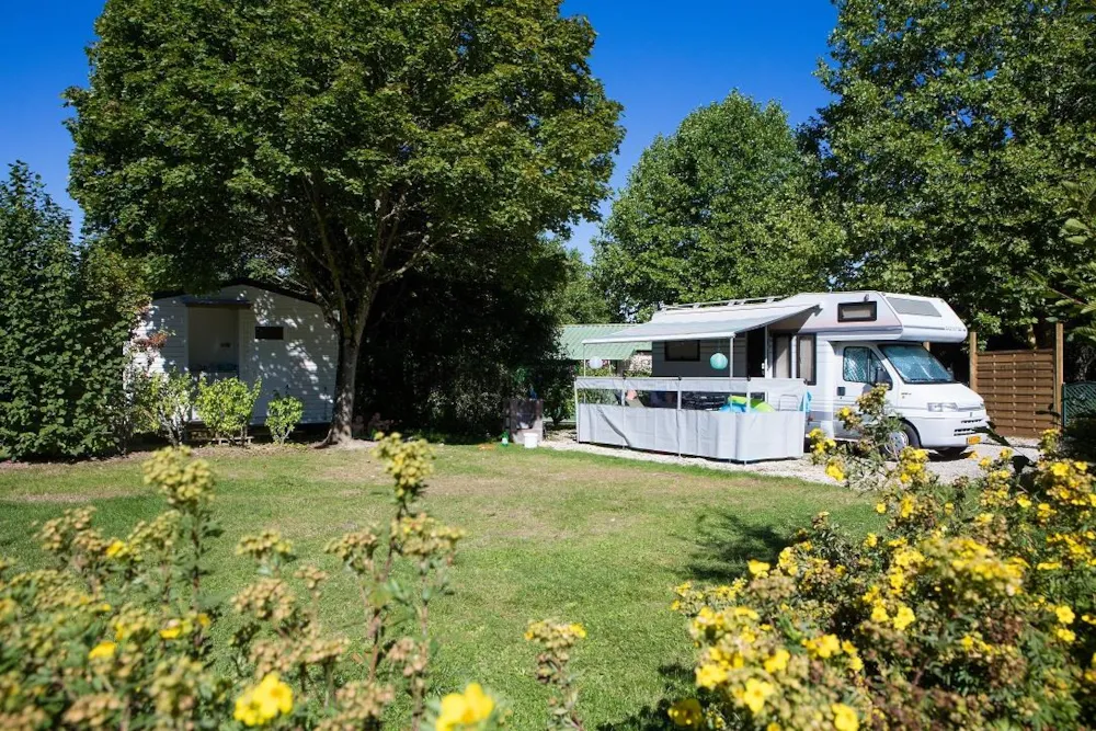 Emplacement - Castel Premium Suite + Équipement Premium: Emplacement Luxe 180M² Avec Sanitaire Privatifs - - Castel Camping Les Bois du Bardelet